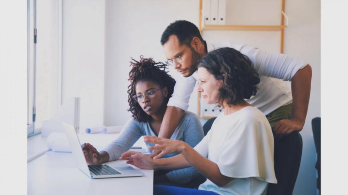 Person arbeitet konzentriert an digitalen Geschäftskonzepten